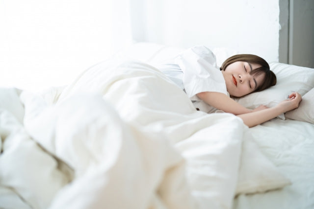 寝る時に最適な湿度とは？手軽な湿度調整法や季節ごとの対策も解説